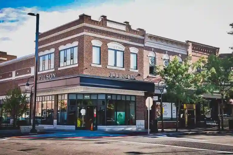 Nathan Tonnies arranges Lease bringing Cinnaholic to Downtown Naperville